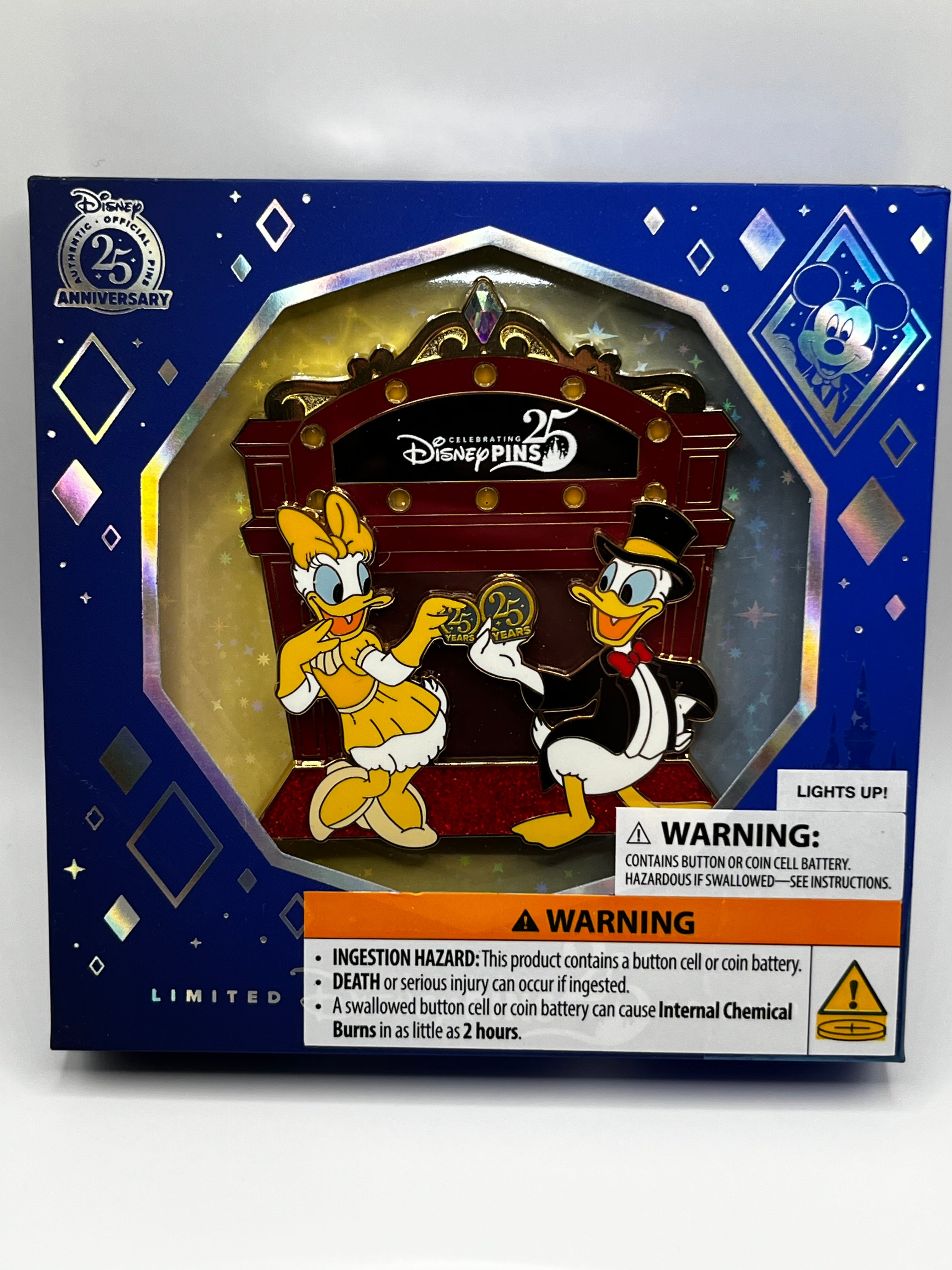 LE 500 Celebrating Disney Pins 25 Daisy & Donald Jumbo Unopened