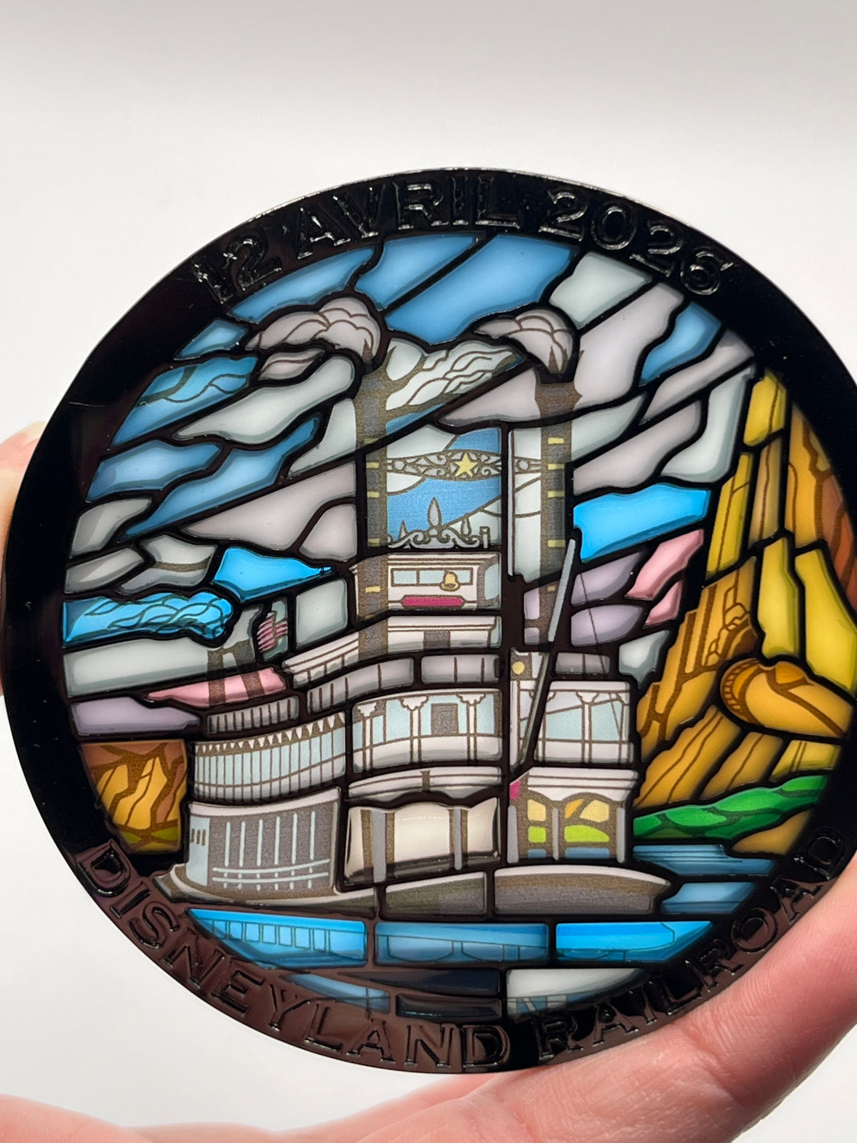 LE 800 DLP 12 Avril 2026 Disneyland Railroad Stained Glass Pin - CC12