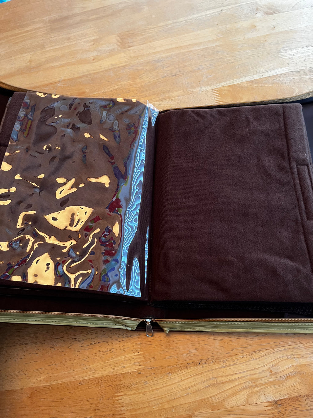 Vintage ‘Like New’ Pirates of the Caribbean Zippered Pin Book