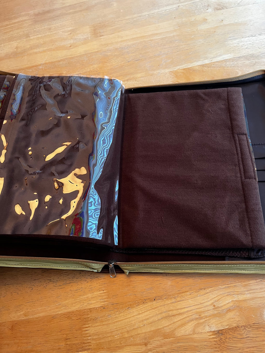 Vintage ‘Like New’ Pirates of the Caribbean Zippered Pin Book