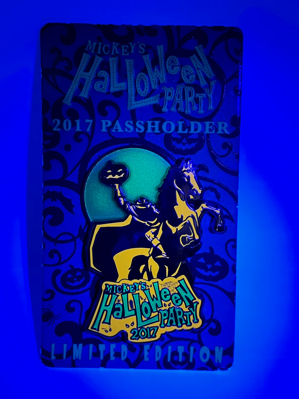 LE 5000 Mickey's Halloween Party 2017 Headless Horseman Glows